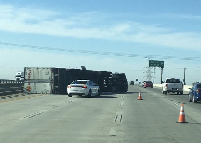 Şiddətli külək bir neçə yük maşınını aşırdı - VİDEO