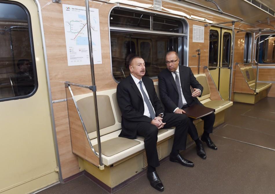 Prezident metropolitenin retro vaqonları ilə tanış olub - FOTO