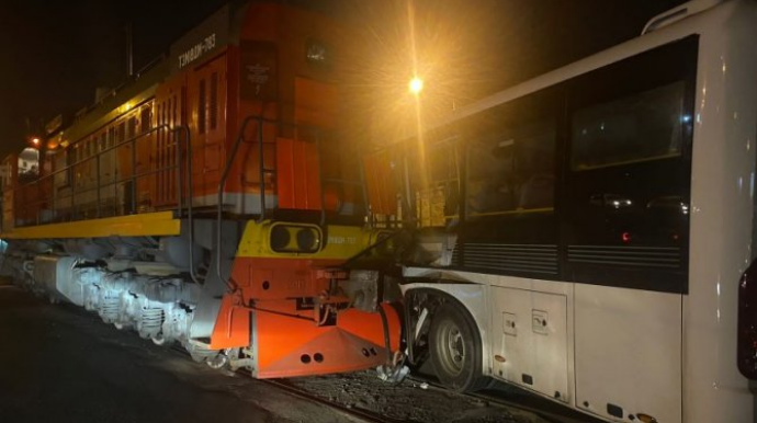Во Владивостоке автобус столкнулся с локомотивом  - ФОТО