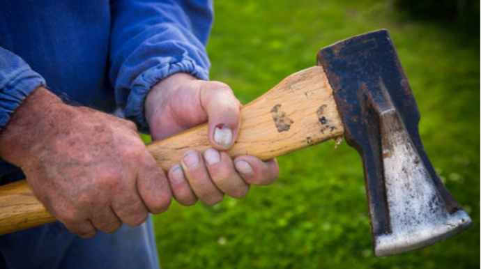 Paytaxtda kişi arvadını baltalayıb öldürdü