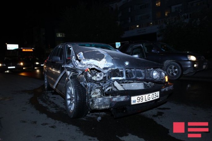 Ara məsafəsi və "BMW"nin "Mercedes"ə arxadan zərbəsi - FOTO