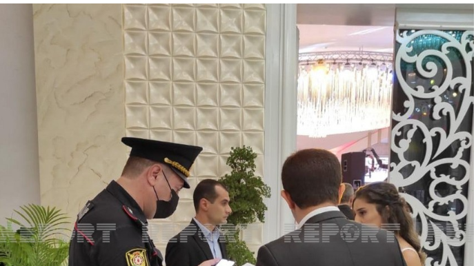 Bakıda polis COVID-19 pasportu olmayanları toya buraxmır - VİDEO