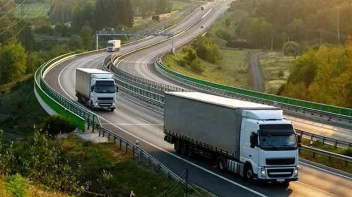 В Азербайджане увеличились грузовые и пассажироперевозки автотранспортом 