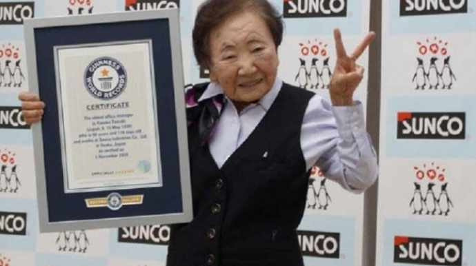  90 yaşlı qadın dünyanın ən yaşlı ofis meneceri elan edilib