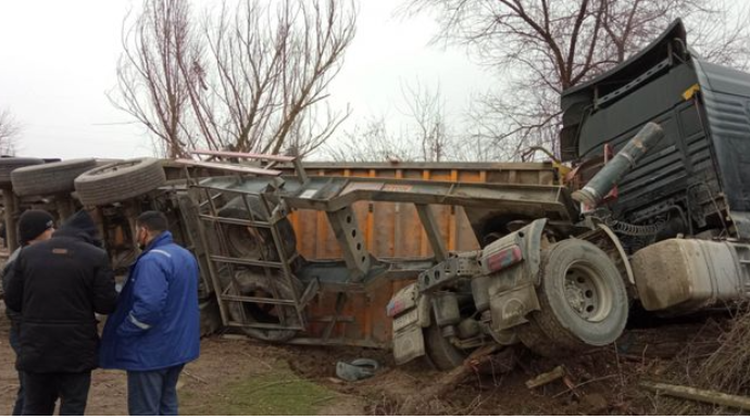 Sabirabadda yük avtomobili qaz xəttinin üzərinə aşıb  - FOTO