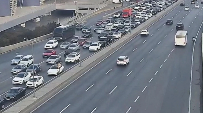 На каких улицах Баку 13 октября наблюдаются транспортные заторы?