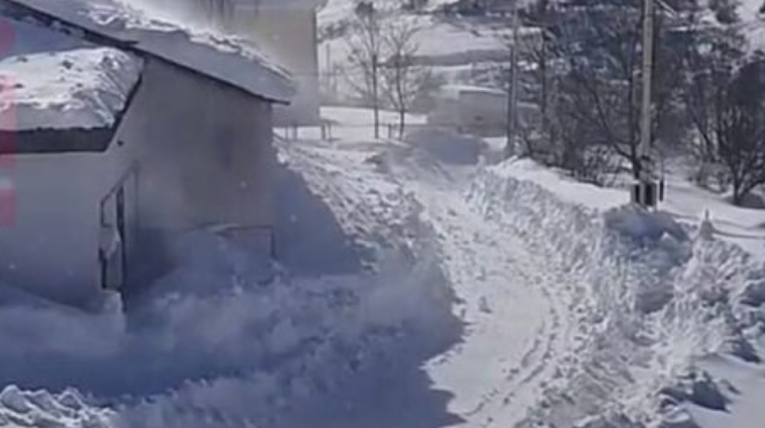 Lerikdə güclü qar yağdı,  yollar bağlandı - FOTO