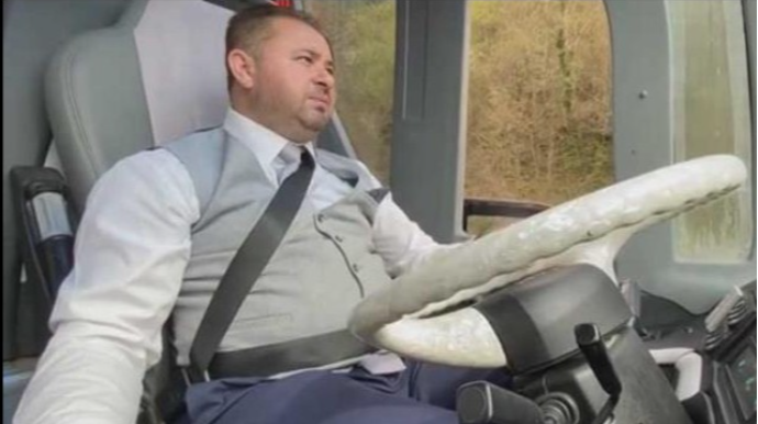 Avtobusa sürücü tapa bilməyən bələdiyyə sədri özü işə başladı - FOTO