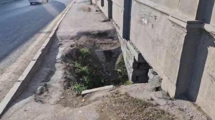 Məhəllələrə girişlərin önü hasarlandı; səki uçuq vəziyyətdə qaldı – RƏSMİ AÇIQLAMA – VİDEO 