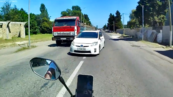 Əks yola çıxan sürücü motosikletçini təhlükə ilə üz-üzə qoydu    - VİDEO