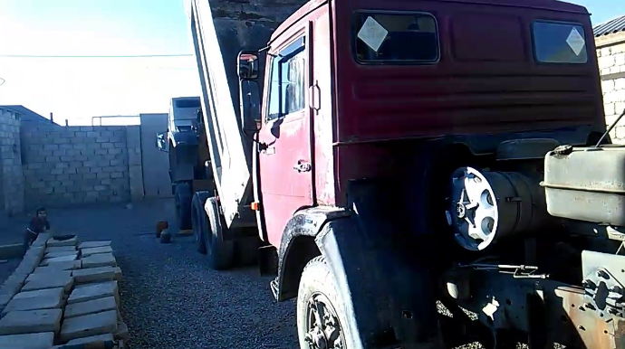 Binəqədidə sakinlər “KamAZ”ların səsindən yata bilmir - ŞİKAYƏT - VİDEO