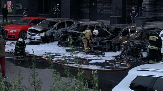 Binanın qarşısında 4 avtomobil yanaraq yararsız hala düşdü – FOTO + VİDEOlar 
