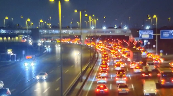 Aeroport yolunda qəza oldu: "Audi" aşdı, 3 nəfər xəsarət aldı - VİDEO 