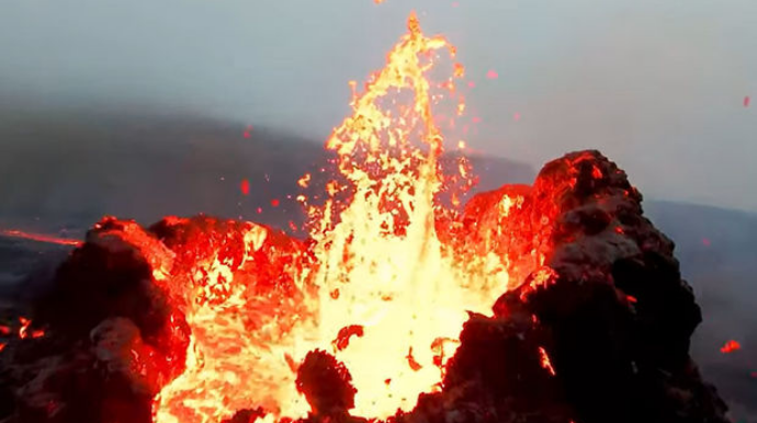 Дрон заснял извержение вулкана Фаградалсфьяль в Исландии   - ВИДЕО