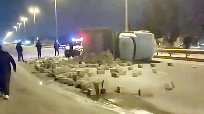 Qalada idarəetmədən çıxan “ZİL” aşdı, daşlar yola səpələndi   - VİDEO