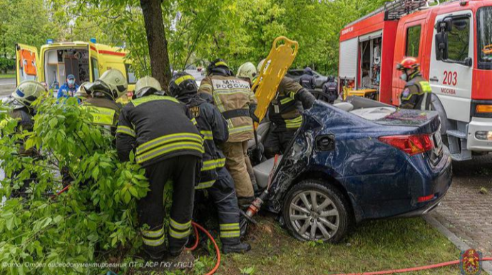 “Lexus” əvvəlcə dayanacağa, sonra isə ağaca çırpılıb  bu hala düşdü - FOTO 