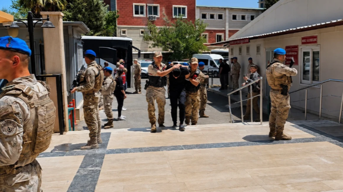 Hərbi polis formasında qızıl oğurlayan 9 nəfər məhkəməyə göndərildi