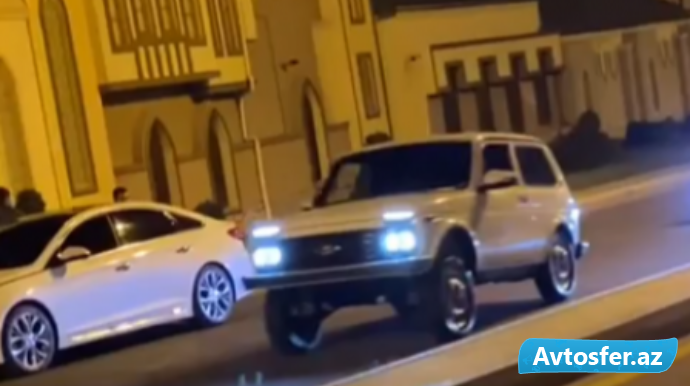 Gənc sürücü "Niva"nın qabağını qaldırıb məscidin qarşısında nömrəsiz sürdü - VİDEO