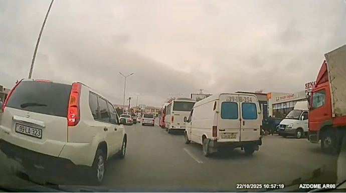 Sumqayıtda sürücü sağ zolaqdakı maşını sıxışdırıb qəza şəraiti yaratdı    - VİDEO