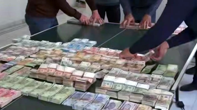 Polis rəisi müsadirə etdiyi pulla birlikdə yoxa çıxıb - FOTO 