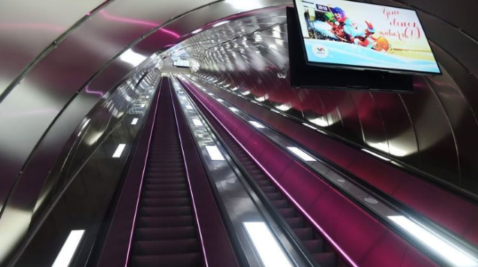 Metronun eskalatorlarında dezinfeksiya qurğusu sınaqdan keçirilir