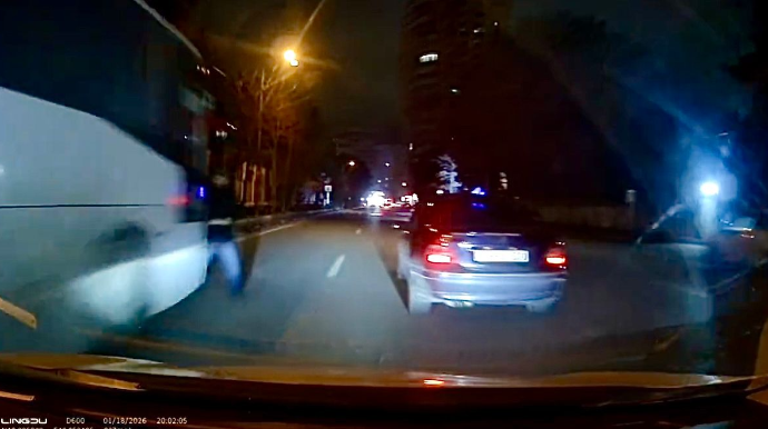 Avtobusun önündən qəfil yola çıxan piyada son anda ölümdən döndü   - REAL VİDEO