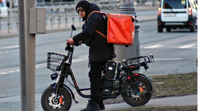 On min miqrant taksi sürücüsü və kuryer işləyə bilməyəcək