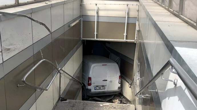 Təkəri partlayan şirkət maşını metroya girdi - VİDEO