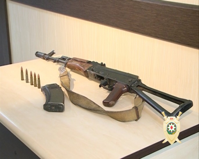 Bakıda avtomatla gəzən şəxs tutuldu - FOTO