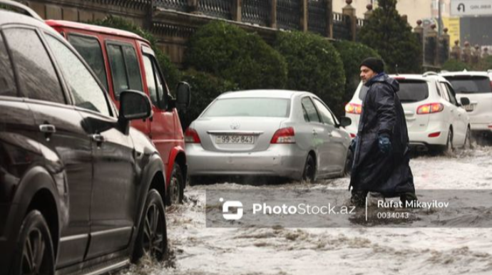 Gecədən sübhədək soyuq duş:  Yağışa təslim olan Bakı  - VİDEO - FOTO