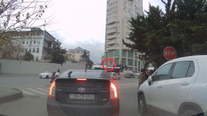 Bu küçədəki qırmızı işıqda hərəkət etmək olar - CƏRİMƏSİ YOXDUR - VİDEO