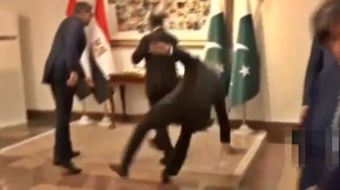 Pakistanlı nazir sürüşərək yıxıldı - VİDEO 