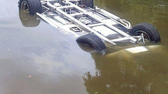 Goranboyda maşın su arxına düşdü 