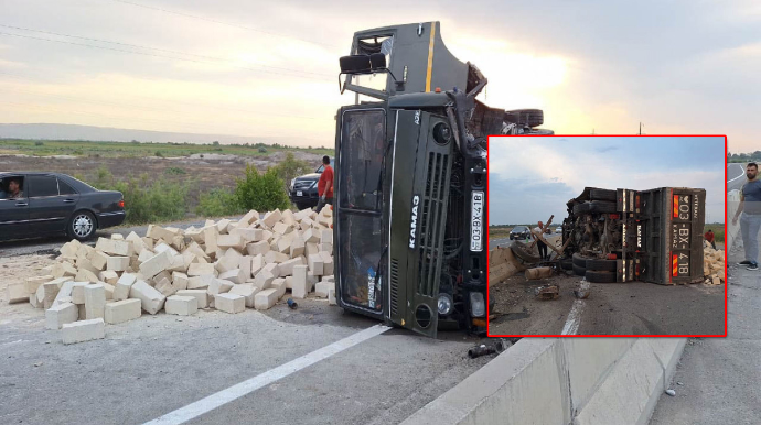 Ucarda yük maşını aşıb, sürücü xəsarət alıb - FOTO 