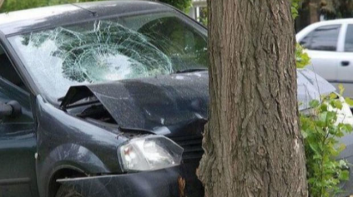 В Геранбойском районе автомобиль врезался в дерево, есть пострадавшие