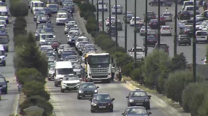 Sürücülərin NƏZƏRİNƏ:  Bu yolda təmir işləri səbəbindən sıxlıq yarandı