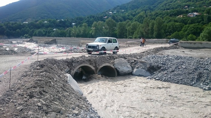 Sel suları nəticəsində sıradan çıxmış yol bərpa olunub - FOTO