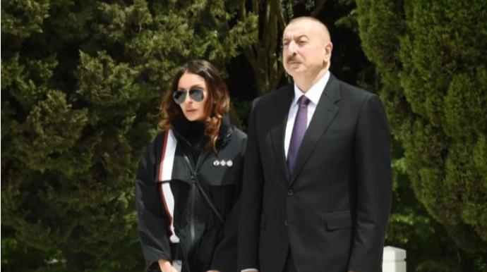 Ильхам Алиев и Мехрибан Алиева посетили Аллею шехидов   - ВИДЕО