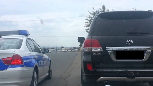 Bakıda polislər vətəndaşın maşınını qaçırdı