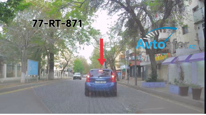 Dönmə işığı yandırmayıb təhlükə yaratdı, sonra sürücünün arxasına düşüb... - VİDEO