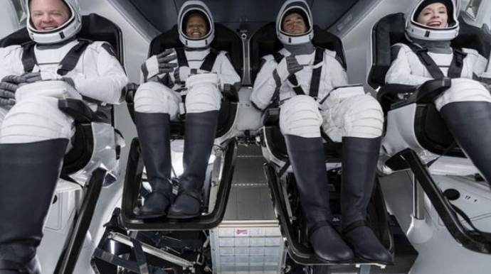 Dünyada ilk dəfə kosmosa tamamilə mülki heyət yollandı   - FOTO - VİDEO