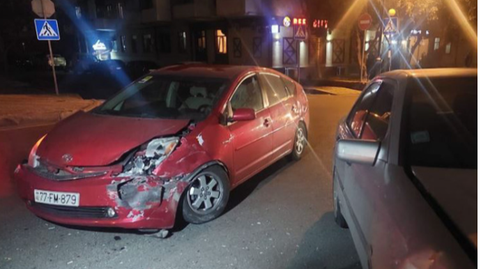 Prokurorluğun qarşısında 2 avtomobil toqquşdu - FOTO 