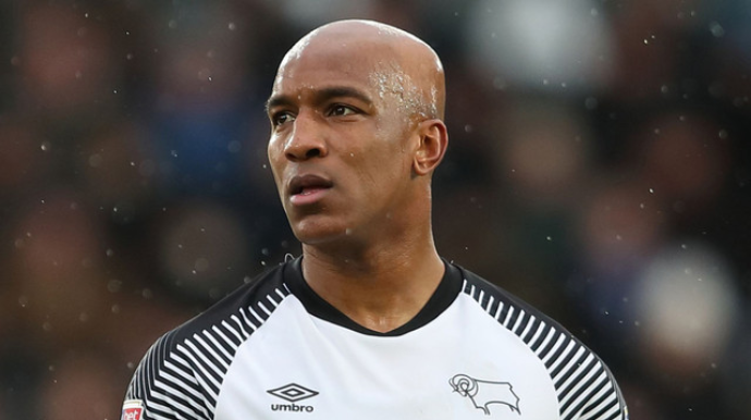 İngiltərəli futbolçu bıçaqlandı