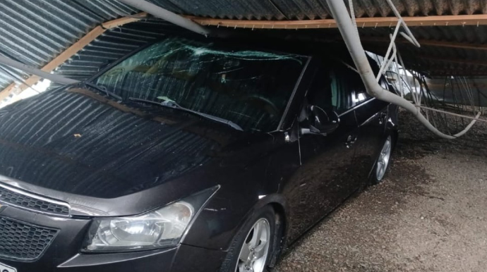 Qazaxda evin talvarı uçdu - İki avtomobilə ziyan dəydi - FOTO