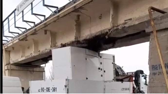 Biləcəridə yük maşını körpünün altında "ilişib" qaldı - VİDEO