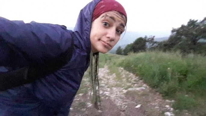 Erməni qız Azərbaycan bayrağı ilə... - FOTO