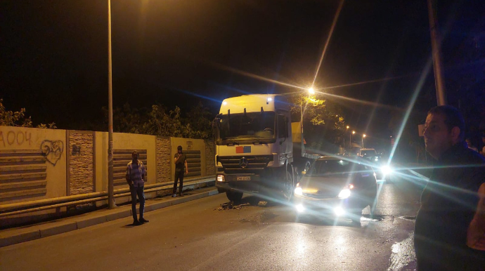 Bakıda yük və minik avtomobilləri toqquşdu