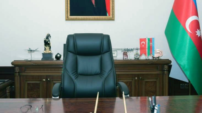 Üç müşaviri, 5 prorektoru var - Nazir kimi rektor 