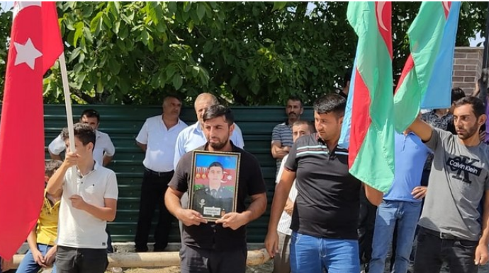 Həlak olan zabitlə vida mərasimi keçirilir  - FOTO