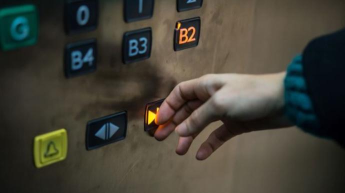 Ana və qızı dörd gün liftdə qaldılar - FOTO